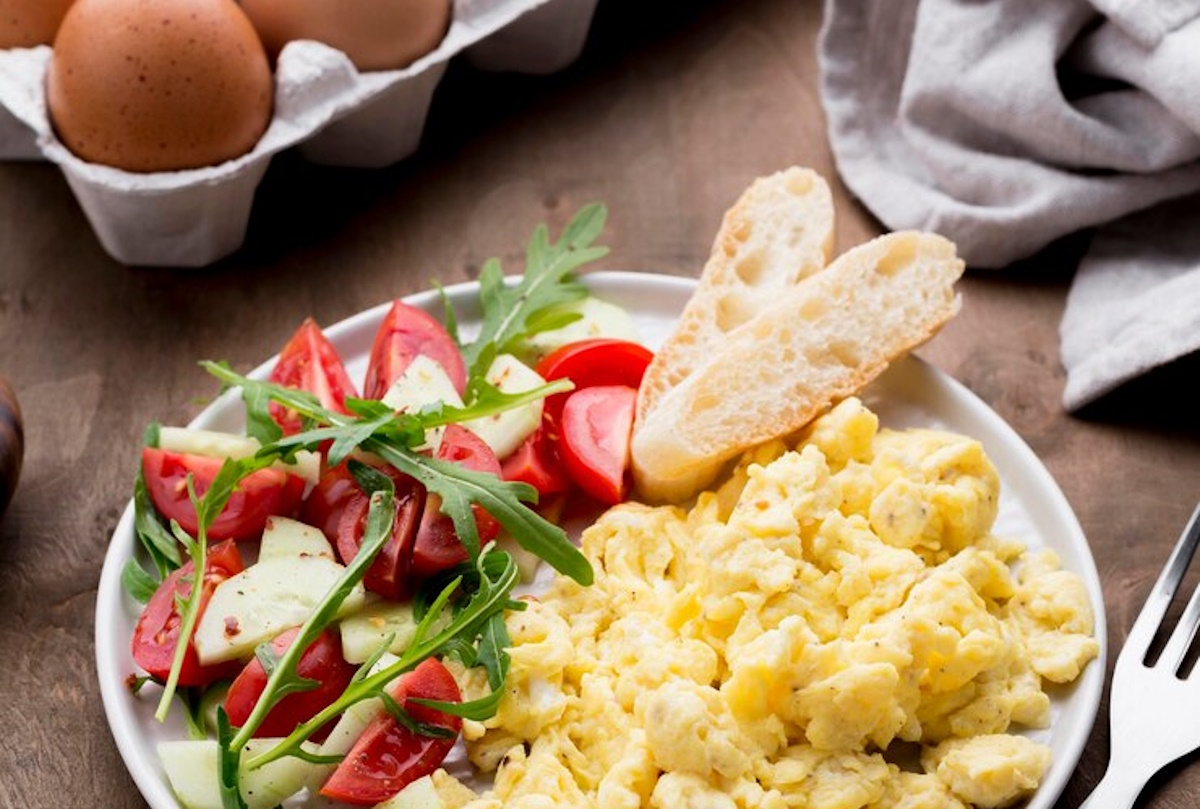 Συνταγή για κρεμώδη αυγά σκραμπλ με τυρί κότατζ – Ιδανική επιλογή για ένα θρεπτικό πρωινό γεύμα
