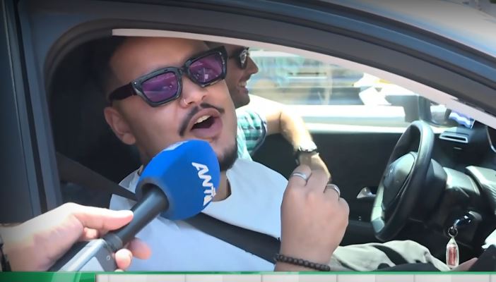 Βίντεο: Ταξιδιώτης απαντά με… Αργυρό σε ρεπόρτερ που τον ρωτά για τις διακοπές του