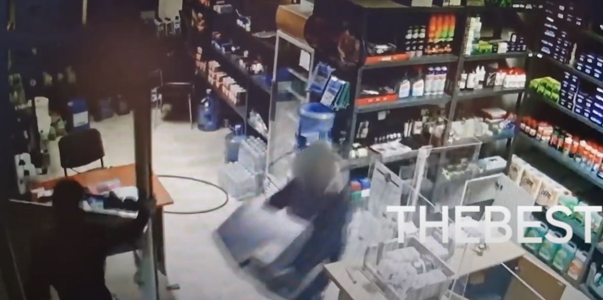 Βίντεο: Διαρρήκτες «χτύπησαν» το συνδικάτο οδηγών ταξί στην Πάτρα – Άρπαξαν χρηματοκιβώτιο με 7.000 ευρώ