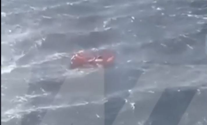 Συγκλονιστική διάσωση ναυαγού ανάμεσα σε Τήνο-Μύκονο, εν μέσω έντονης θαλασσοταραχής – Δείτε ΒΙΝΤΕΟ