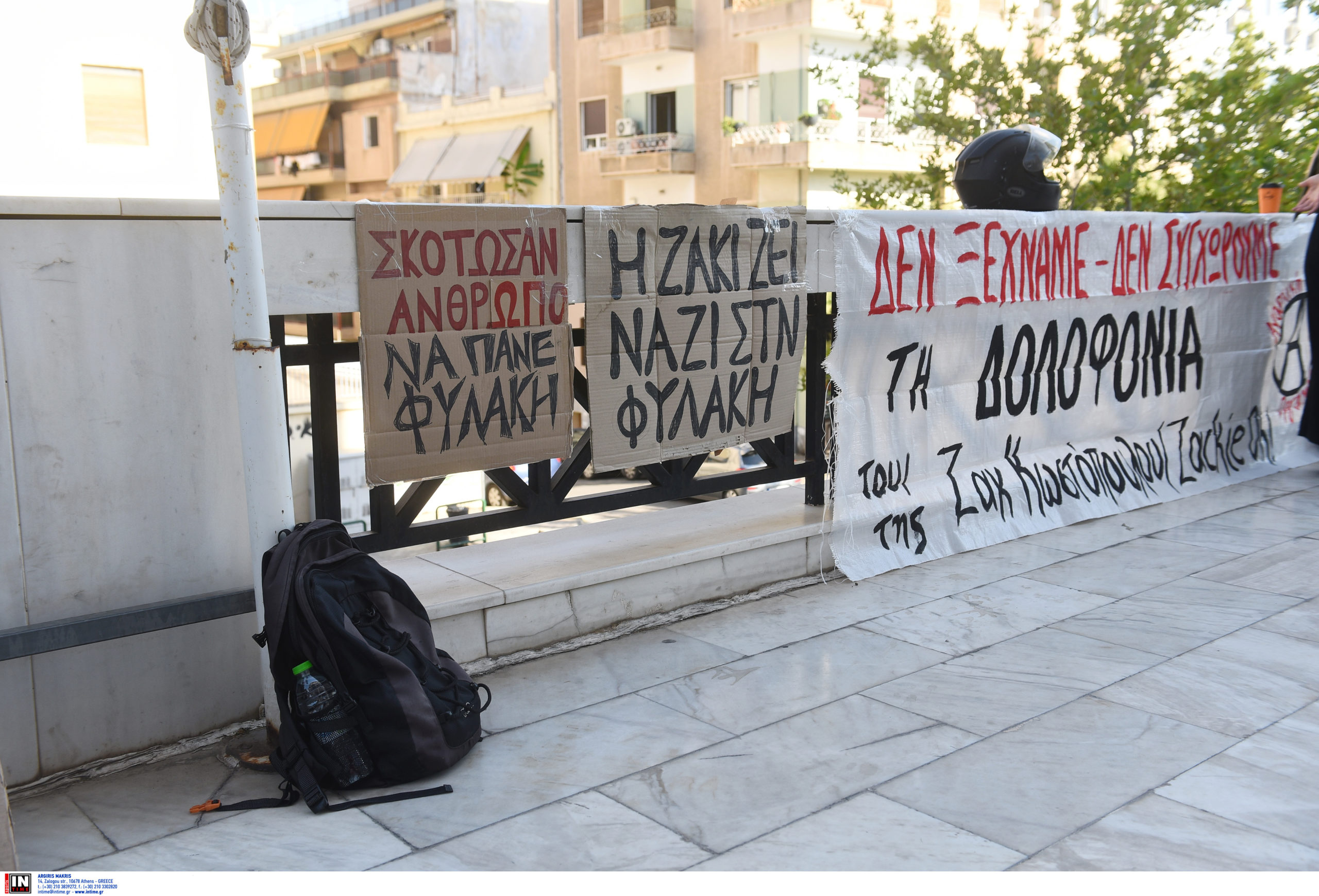 Δίκη Ζακ Κωστόπουλου: Στη φυλακή ο μεσίτης, σε κατ’ οίκον έκτιση ποινής ο κοσμηματοπώλης – «Δολοφόνοι» ξέσπασαν οι συγκεντρωμένοι