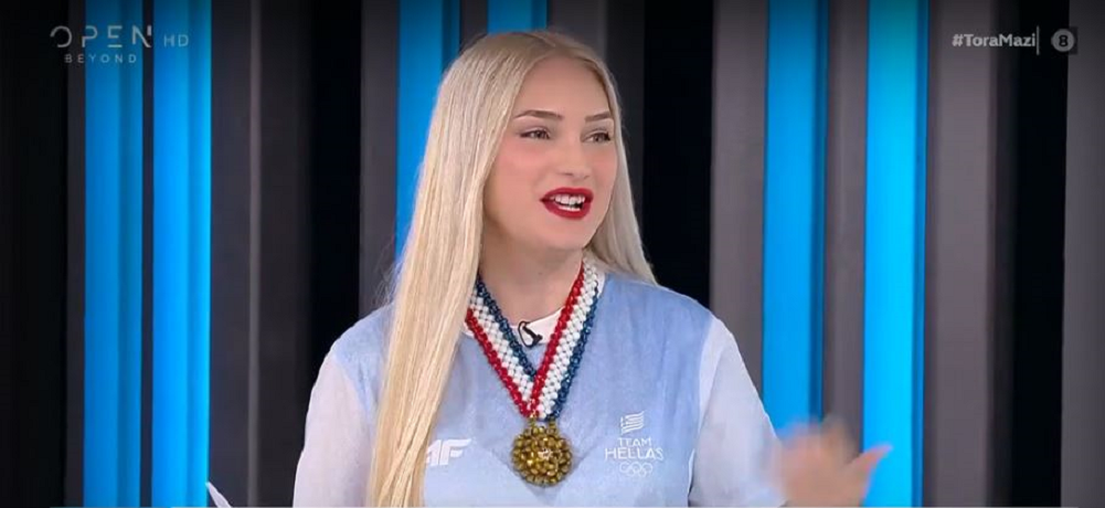 Δημοσιογράφος του OPEN εμφανίστηκε στην τηλεόραση με κολιέ… χρυσό μετάλλιο – Βίντεο