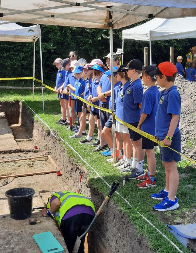 Οι μαθητές του δημοτικού σχολείου επισκέπτονται τις ανασκαφές.