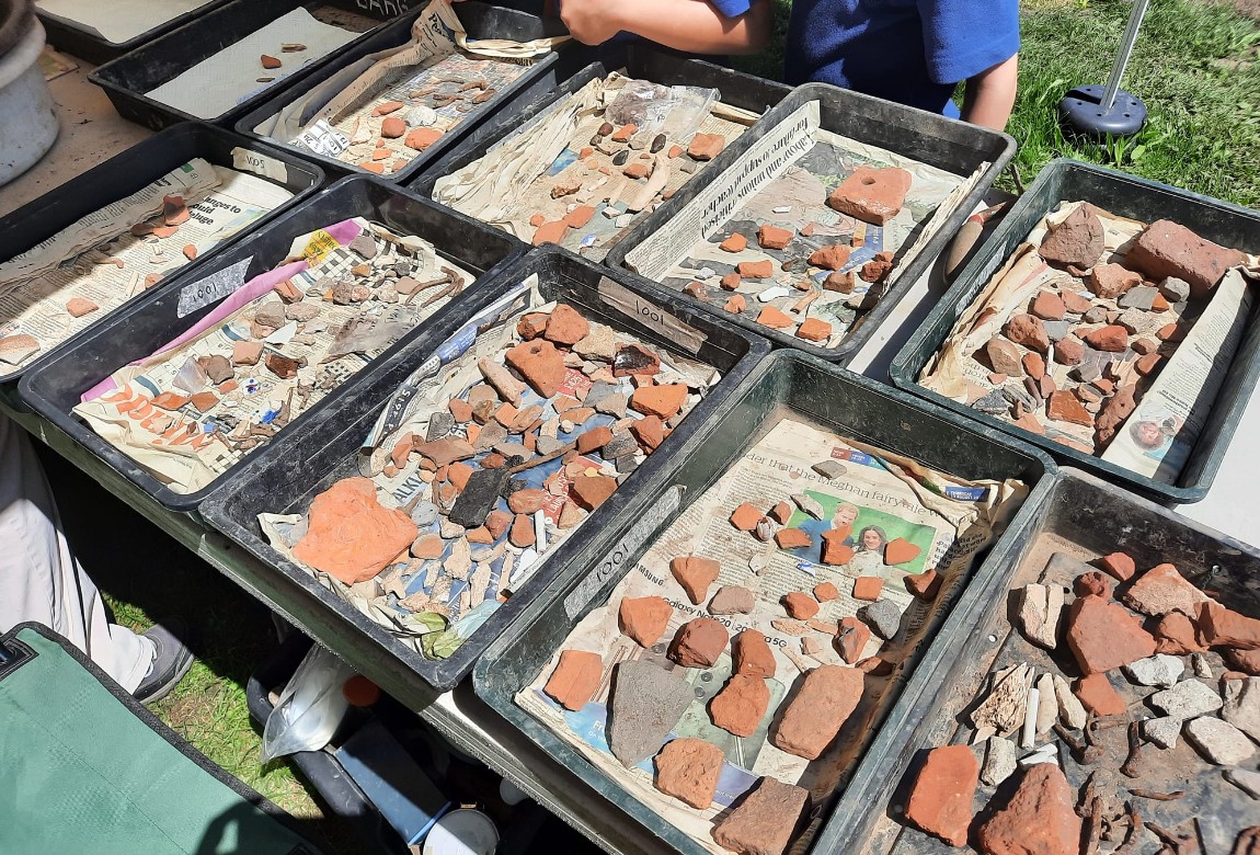 Κάποια από τα αρχαιολογικά ευρήματα που εντόπισαν οι επιστήμονες στο δημοτικό σχολείο.