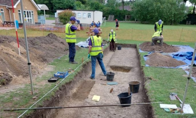 Αρχαιολόγοι ερευνούν το γήπεδο του δημοτικού σχολείου όπου ανακαλύφθηκε ο αρχαίος ρωμαϊκός δρόμος. Φωτογραφία: ανάρτηση στο facebook του δημοτικού σχολείου Brightwell-cum-Sotwell.