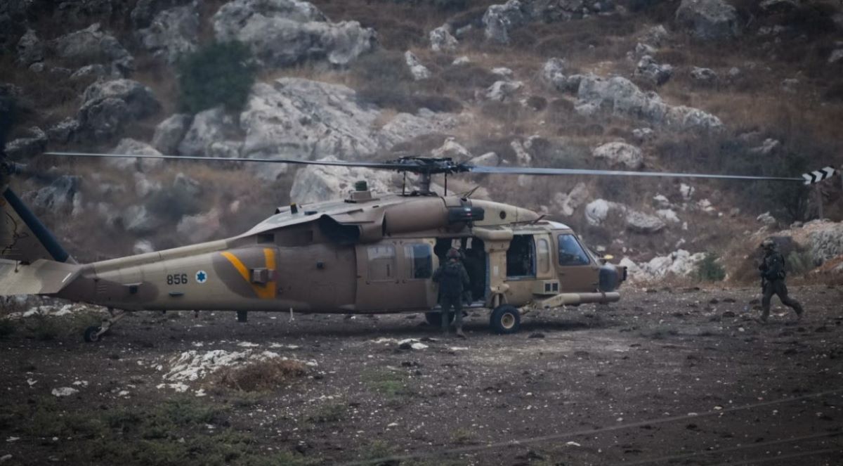 Ισραηλινό ελικόπτερο μεταφέρει τραυματίες της επίθεσης της Χεζμπολάχ σε γήπεδο στα Υψίπεδα του Γκολάν.
