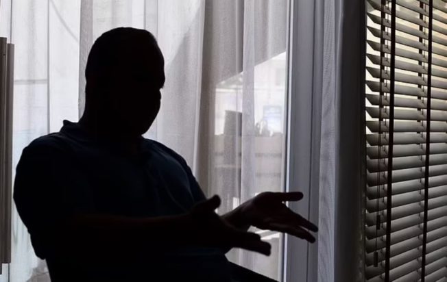 Ο Ισραηλινός πρώην προπονητής του τένις που μίλησε για τον ομαδικό βιασμό του από άνδρες της Χαμάς με τον όρο να διατηρήσει την ανωνυμία του.