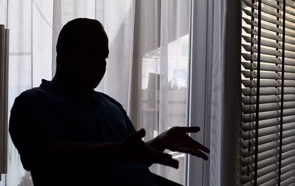 Ο Ισραηλινός πρώην προπονητής του τένις που μίλησε για τον ομαδικό βιασμό του από άνδρες της Χαμάς με τον όρο να διατηρήσει την ανωνυμία του.