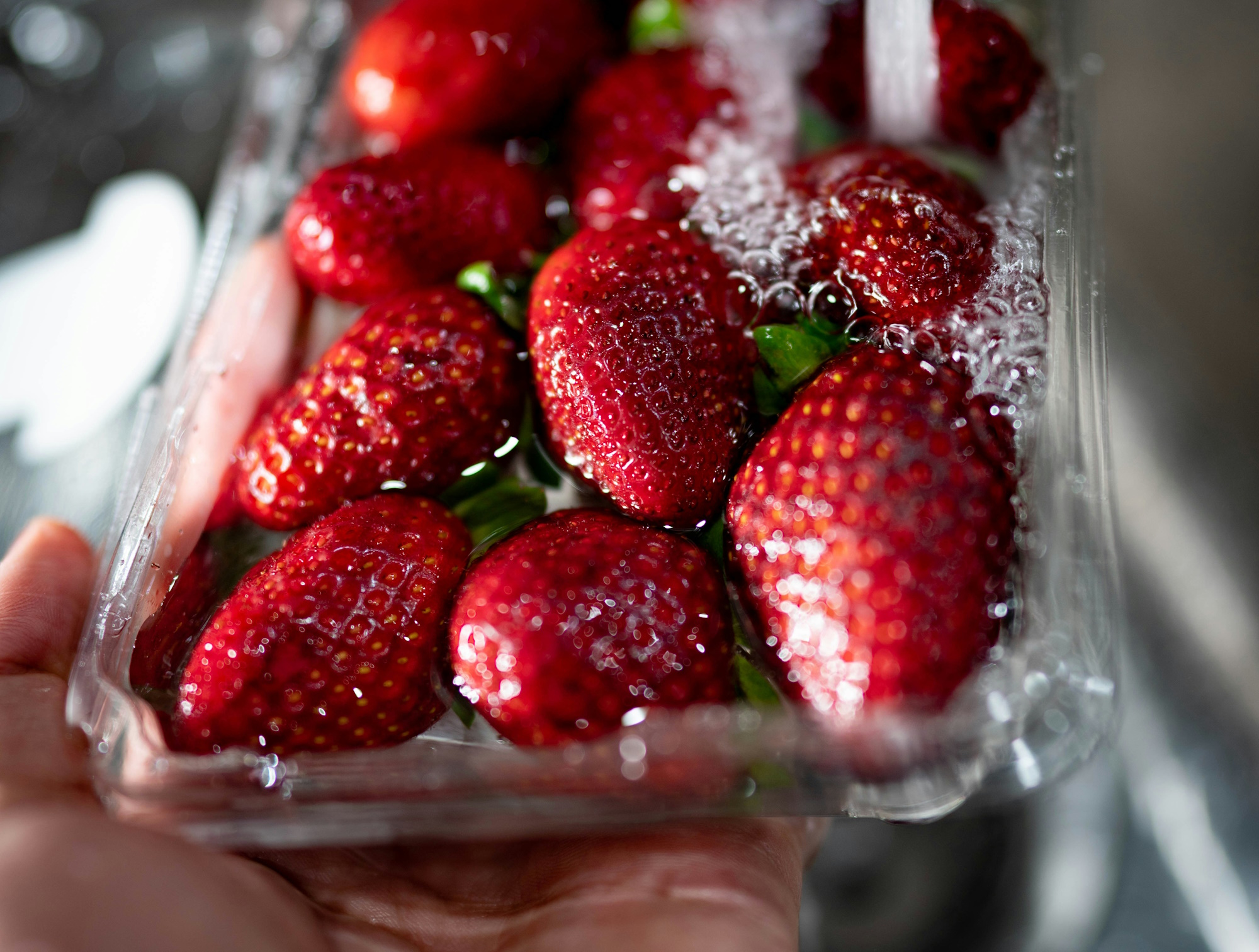 Πώς να καθαρίσετε σωστά τις φράουλες, ένα από τα πιο βρώμικα φρούτα, σύμφωνα με τους ειδικούς