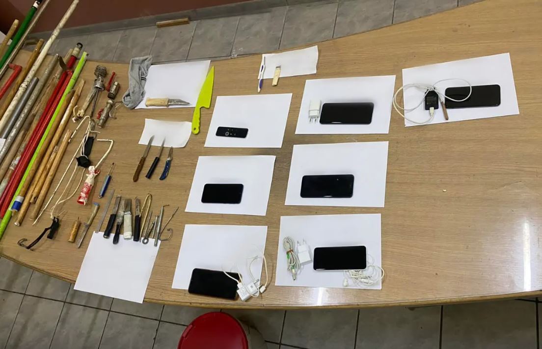 Κορυδαλλός: Έκτακτος έλεγχος στις φυλακές – Βρέθηκαν κινητά, μαχαίρια και κοντάρια