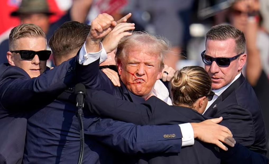 Απόπειρα δολοφονίας Τραμπ: Τι σηματοδοτεί η υψωμένη γροθιά του και οι αλλαγές που θα φέρει στην κούρσα για την προεδρία των ΗΠΑ