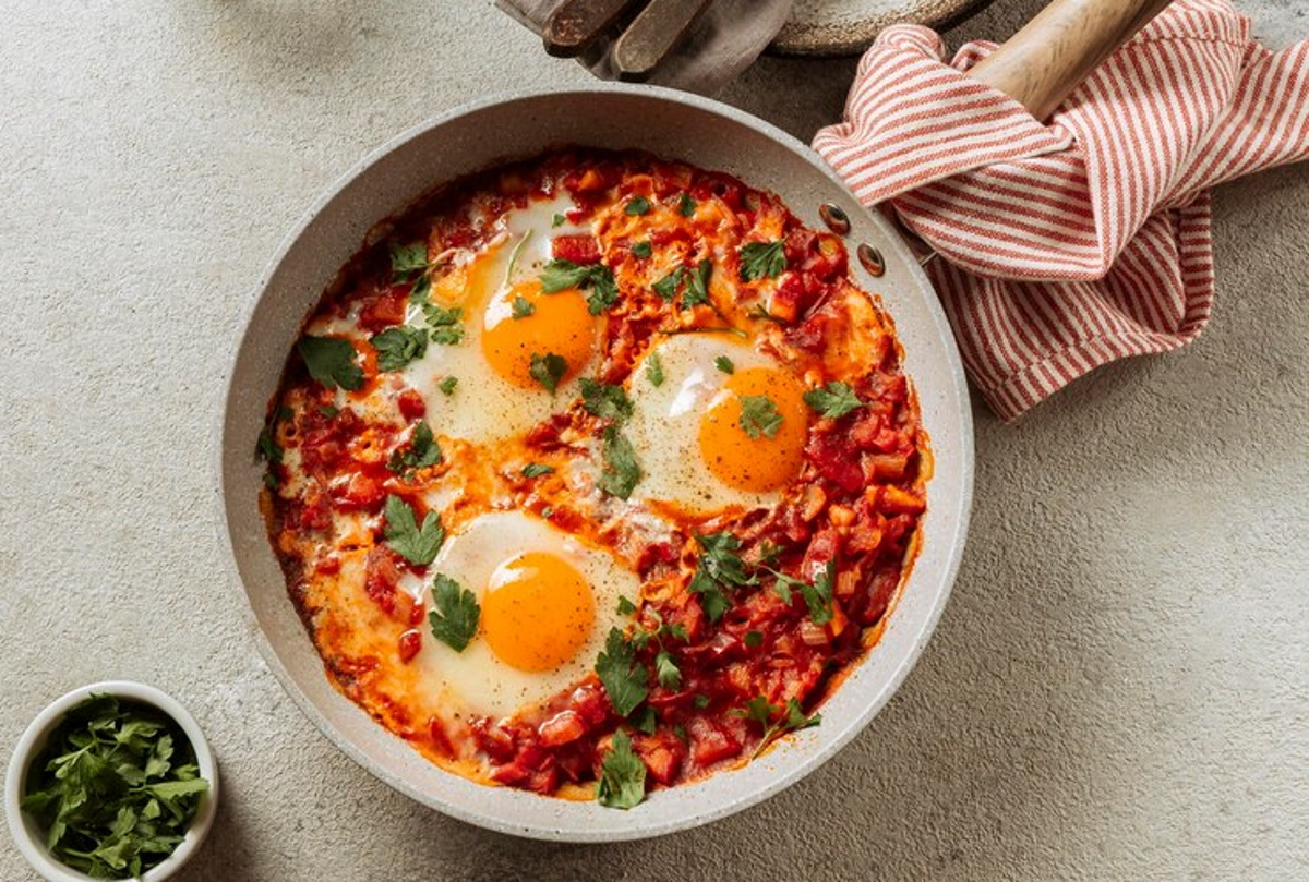 Συνταγή για αυγά σε σάλτσα ντομάτας με ρεβίθια και σπανάκι – Μια νόστιμη και χορταστική επιλογή