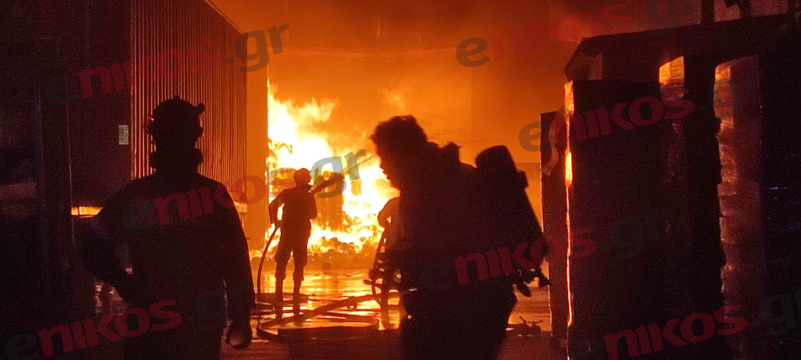 Αχαρνές: Μαίνεται η μεγάλη φωτιά – Διαδοχικά μηνύματα από το 112 – Αποκλειστικές εικόνες και βίντεο από την επιχείρηση κατάσβεσης σε εργοστάσιο