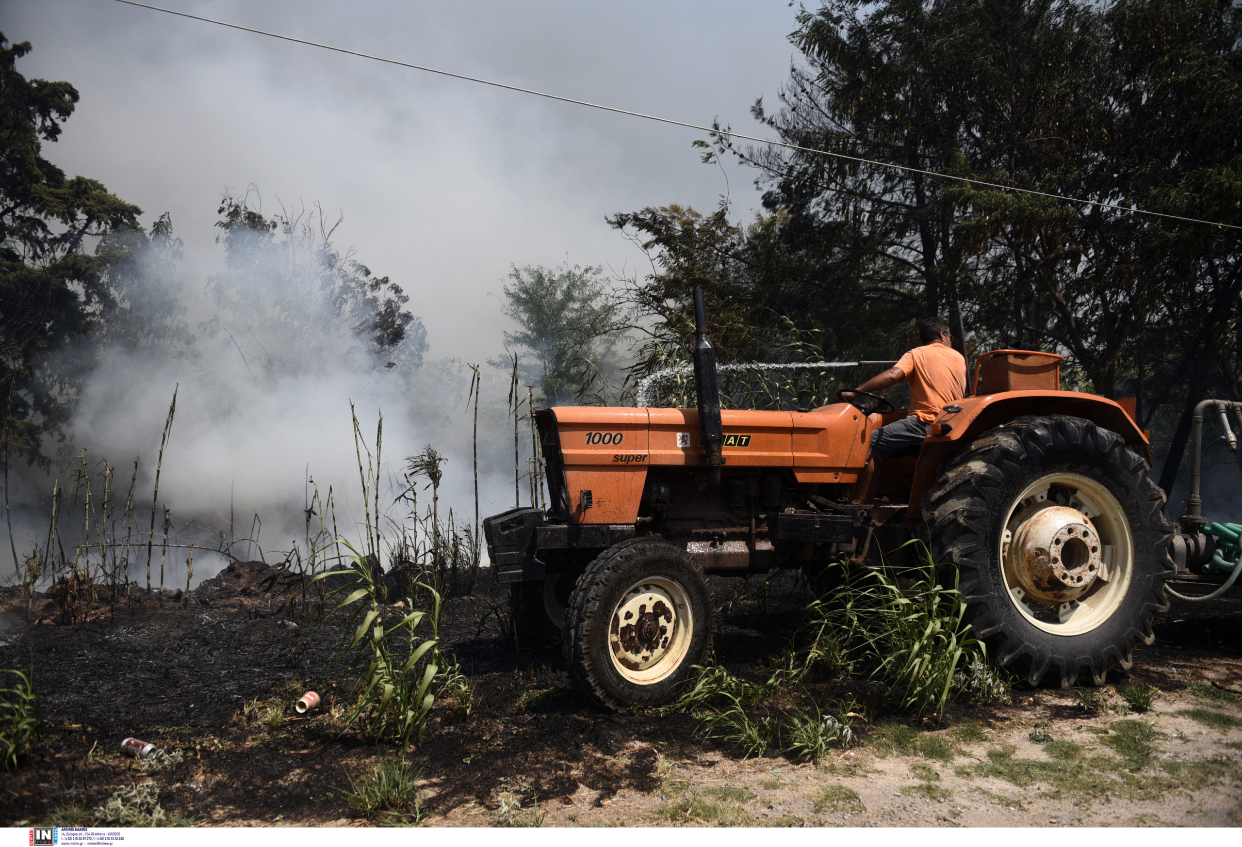 Φωτιά στον Τρίλοφο: Εικόνες από τις ζημιές σε σπίτια – «Μάχη» με διάσπαρτες εστίες, στο νοσοκομείο πυροσβέστης