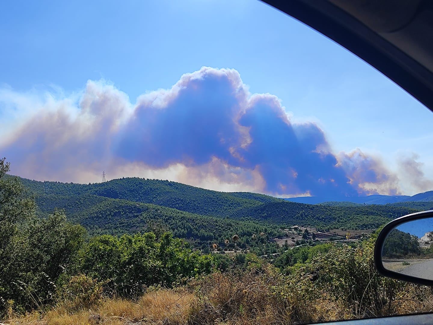 Φωτιά στην Εύβοια: Εκκενώνονται 4 οικισμοί – «Κρίσιμη η κατάσταση, κοντά στα σπίτια οι φλόγες» λέει στο enikos.gr ο πρόεδρος Αφρατίου