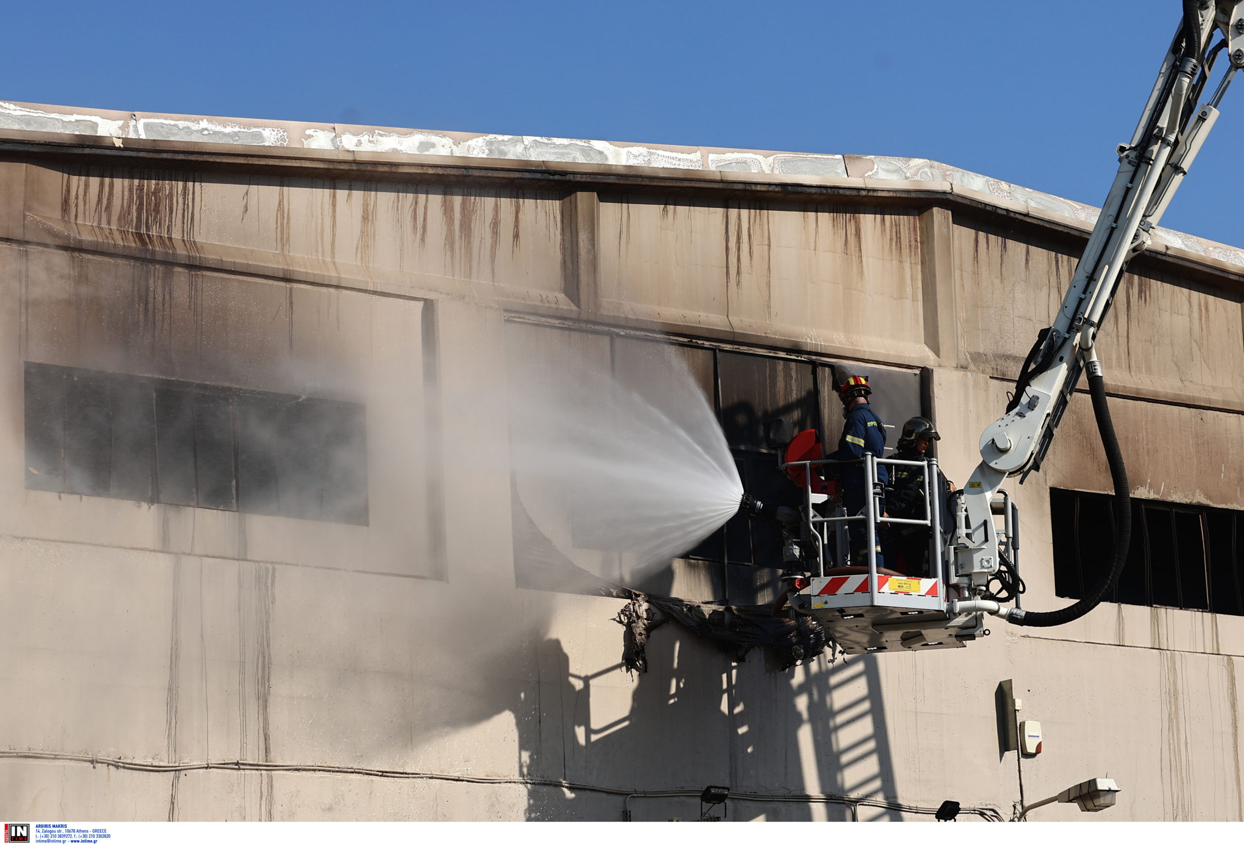 Φωτιά στις Αχαρνές: Κάηκαν εντελώς τα εργοστάσια