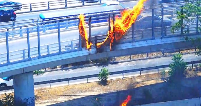 Φωτιά σε μοτοσικλέτα στην λεωφόρο Ποσειδώνος – ΦΩΤΟ και ΒΙΝΤΕΟ