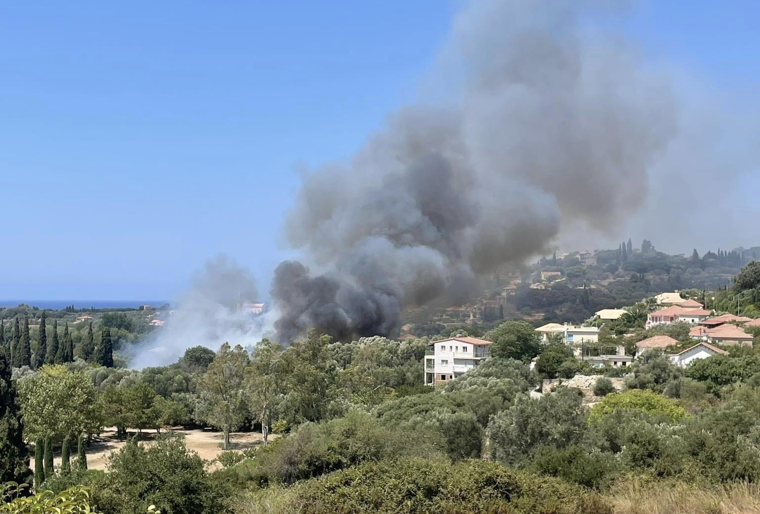 Κεφαλονιά: Φωτιά στην περιοχή Σβορωνάτα – Ήχησε το 112