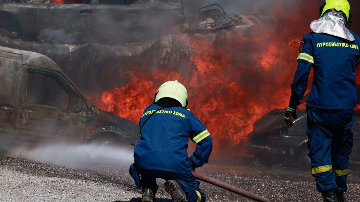 Φωτιά σε μάντρα αυτοκινήτων στο Κορωπί