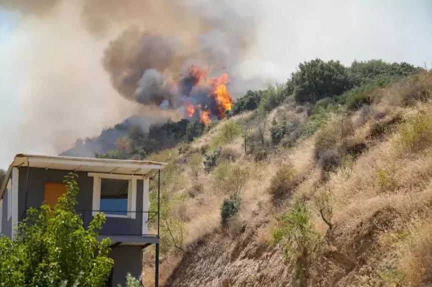 Σμύρνη: Έκλεισε προσωρινά το αεροδρόμιο λόγω φωτιάς σε δασική περιοχή