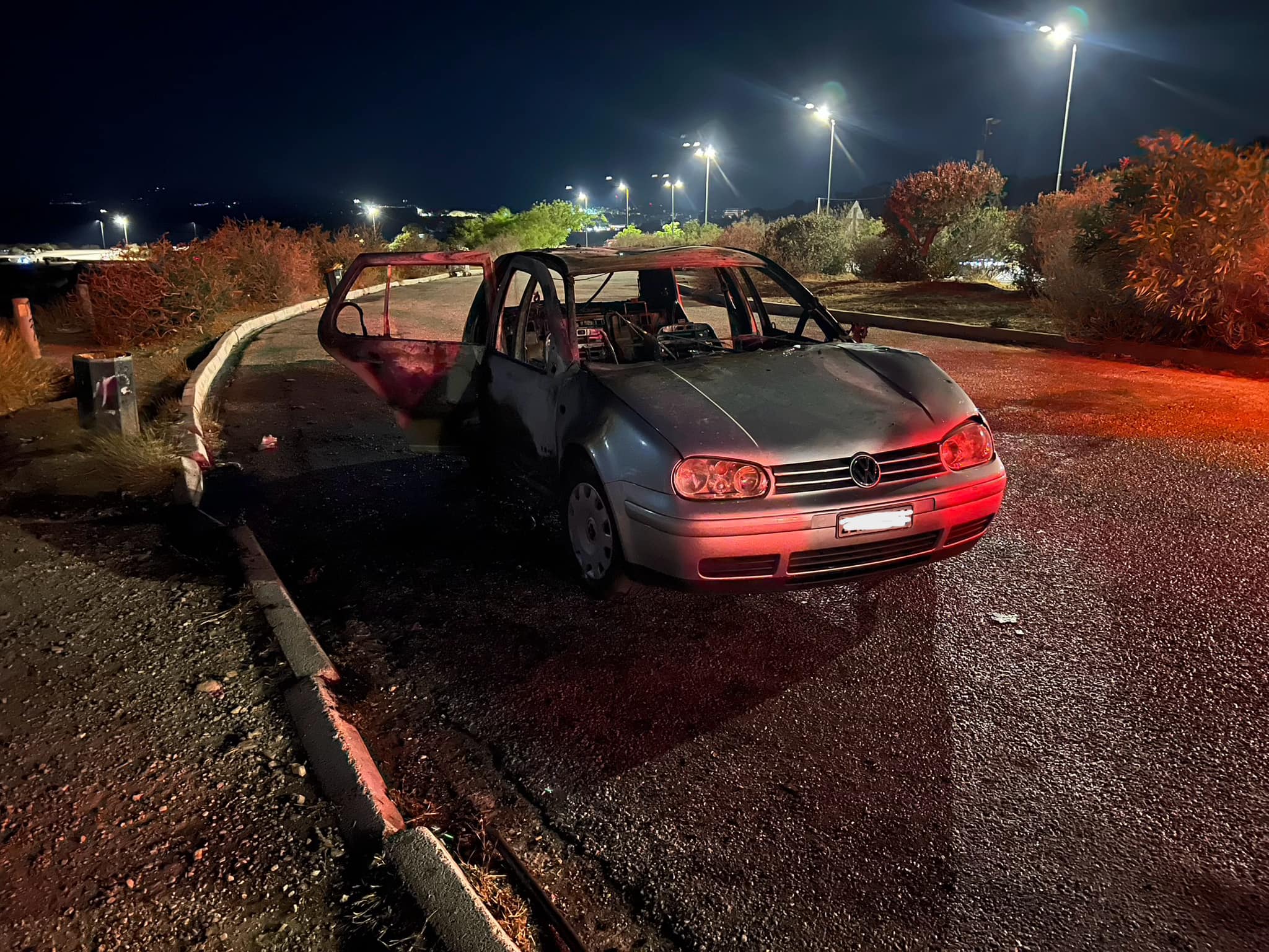 Αυτοκίνητο λαμπάδιασε στα λιμανάκια Βουλιαγμένης – Με εγκαύματα ο οδηγός – ΦΩΤΟ