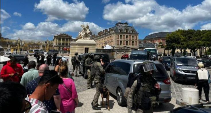 Από την εκκένωση της αστυνομίας στις Βερσαλλίες.