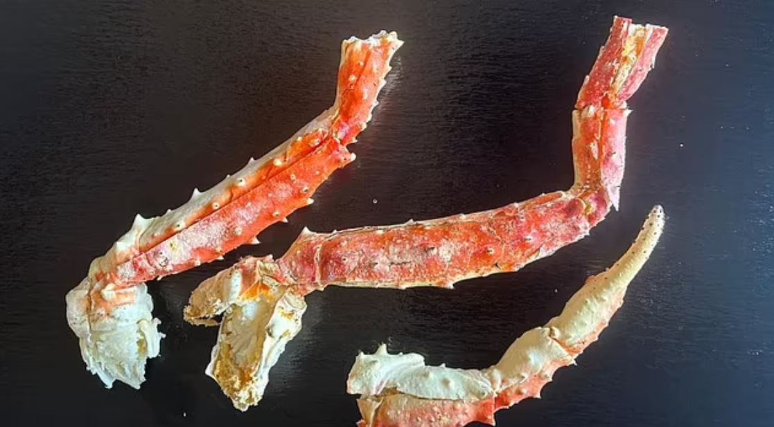 Έρευνα της Daily Mail για τις τιμές στη Μύκονο: Δείτε πόσο κοστίζουν τα καβουροπόδαρα – Τι λένε οι σερβιτόροι