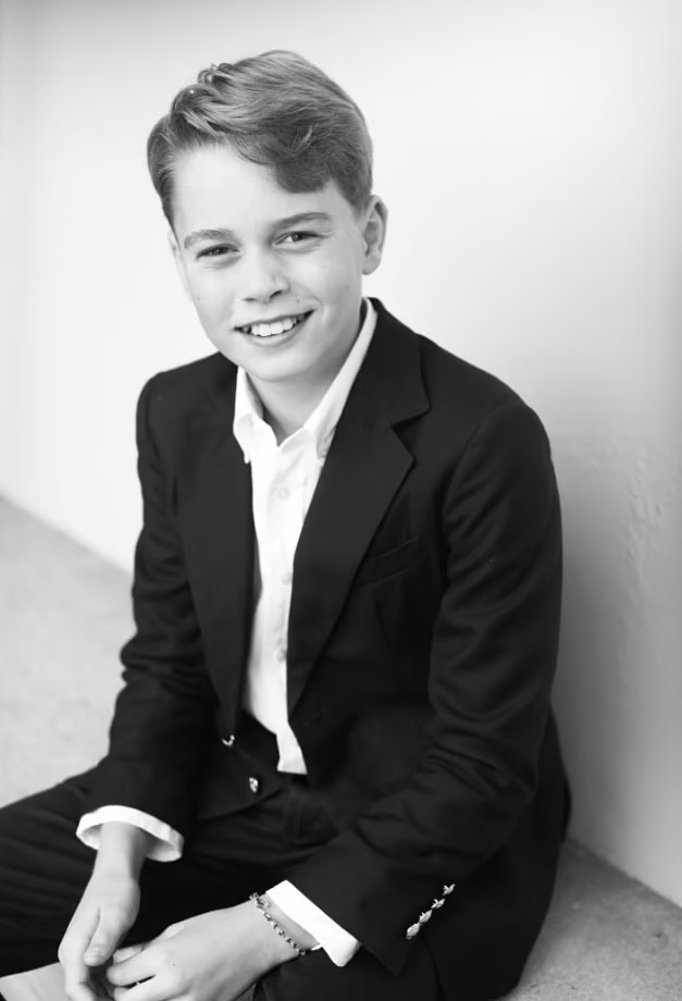 Ο πρίγκιπας Τζορτζ χαλαρός και χαμογελαστός στην φωτογραφία που έδωσε στην δημοσιότητα το Παλάτι του Κένσινγκτον με αφορμή τα γενέθλιά του.