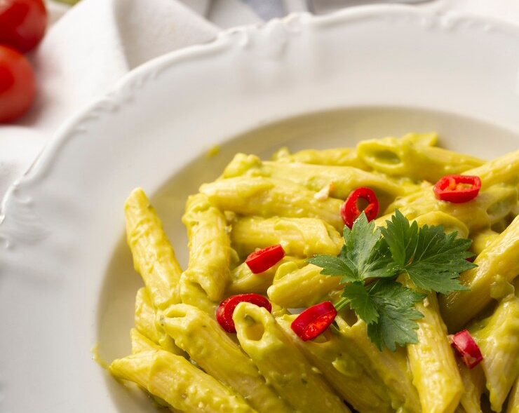 Συνταγή για δροσερή σαλάτα με ζυμαρικά, πέστο βασιλικού, καρύδια και πιπεριές