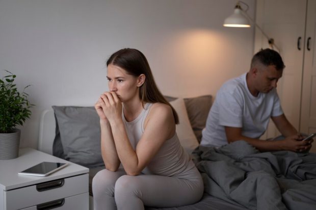 8 Διακριτικές συμπεριφορές που μαρτυρούν ότι τα συναισθήματα ενός άνδρα έχουν αλλάξει