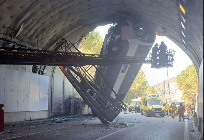 Ισπανία: Λεωφορείο ανετράπη και «καρφώθηκε» σε τούνελ – Πάνω από 40 τραυματίες – Εικόνες σοκ
