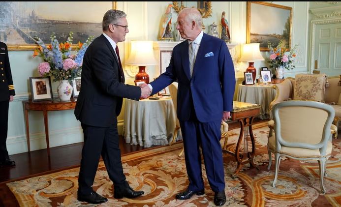 Βρετανία: Ο βασιλιάς Κάρολος έδωσε εντολή στον Κιρ Στάρμερ να σχηματίσει κυβέρνηση