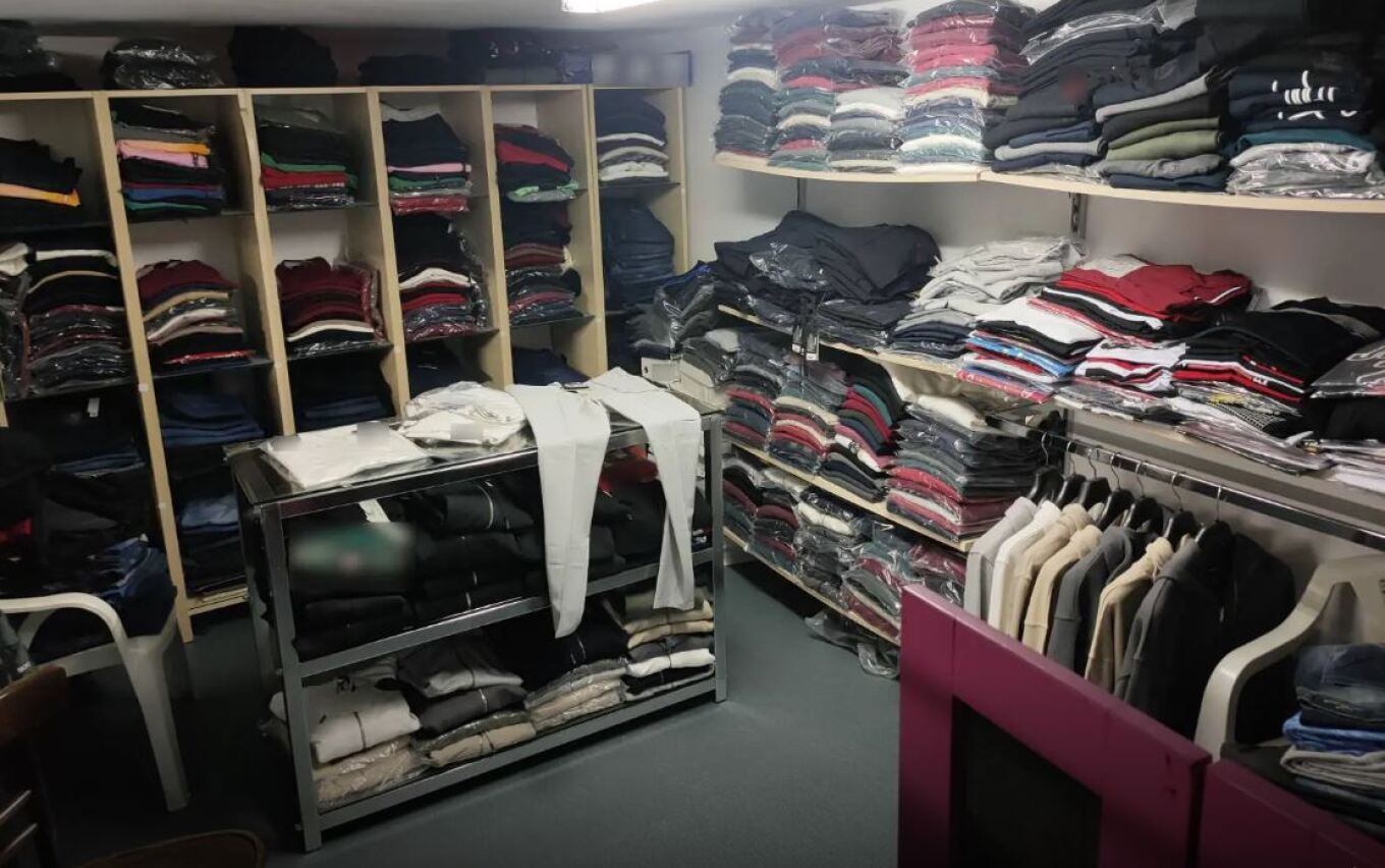 Θεσσαλονίκη: Εντοπίστηκε κατάστημα με πάνω από 5.000 «μαϊμού» προϊόντα ένδυσης και υπόδυσης