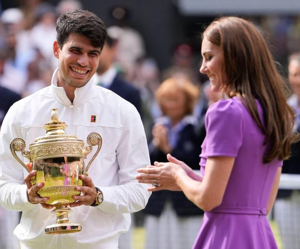 Κέιτ Μίντλετον: Λαμπερή και χαμογελαστή παρέδωσε την κούπα του Wimbledon – Πώς η κόρη της έκλεψε την παράσταση