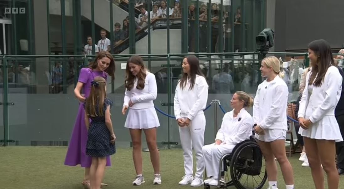 Δεύτερη δημόσια εμφάνιση για την Κέιτ Μίντλετον – Στον τελικό του Wimbledon μαζί με την κόρη της – Βίντεο