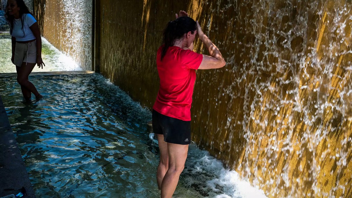 Καιρός: Επιμένει ο καύσωνας με το θερμόμετρο στους 41 βαθμούς – Από πότε θα αρχίσει να δροσίζει