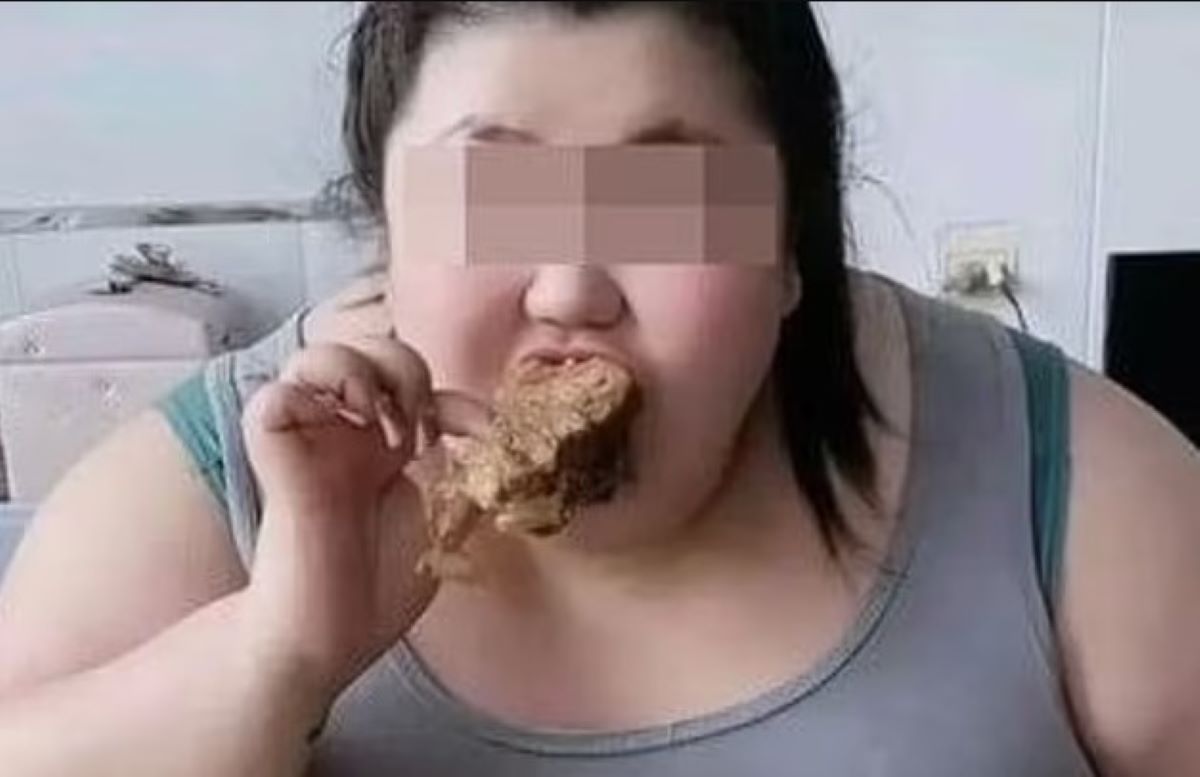 Η Pan Xiaoting τρώει κατά την διάρκεια μίας ζωντανής σύνδεσης ζωντανές μεταδόσεις Mukbang.