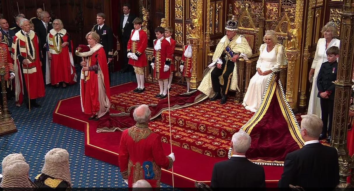 Βασιλιάς Κάρολος: Παρουσίασε το κυβερνητικό πρόγραμμα των Εργατικών – Με 40 νομοσχέδια η Βρετανία γίνεται «κόκκινη»