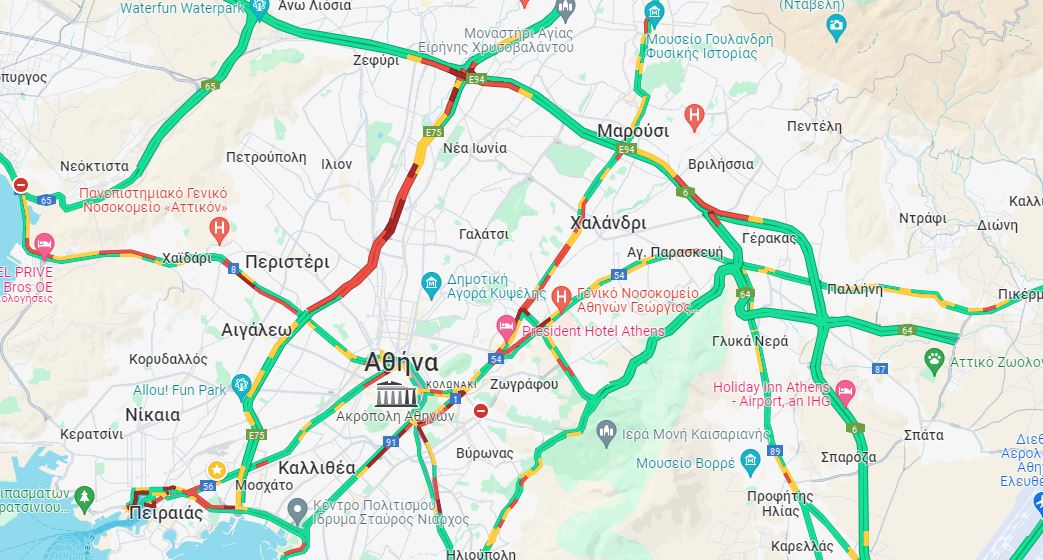 Φωτιά σε αυτοκίνητο στην Αττική Οδό: Με χαμηλές ταχύτητες η κυκλοφορία – Δείτε LIVE πού έχει κίνηση
