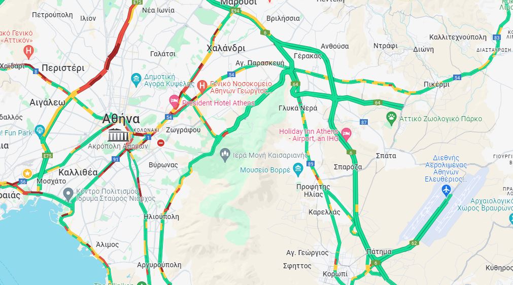 LIVE η κίνηση: Χαμηλές ταχύτητες στις εξόδους των Εθνικών Οδών – Προβλήματα και στο λιμάνι του Πειραιά