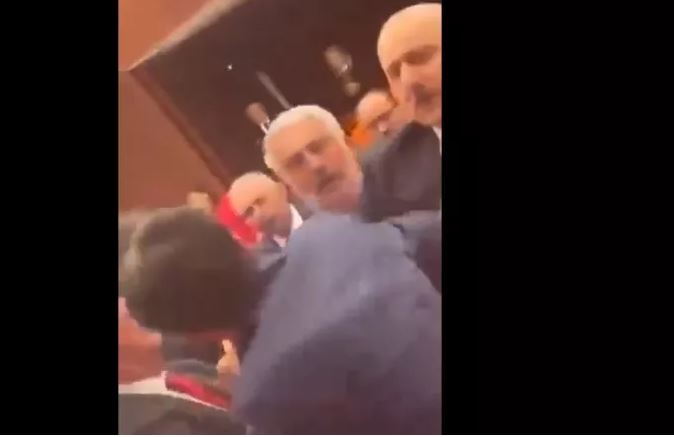 Ξύλο στην τουρκική Βουλή: Πρώην υπουργός επιτέθηκε σε βουλευτή – «Το AKP κλέβει» – Βίντεο