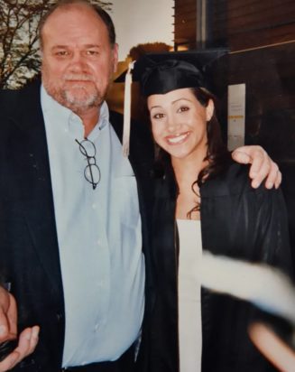 Η Μέγκαν Μαρκλ με τον πατέρα της Τόμας μετά την αποφοίτησή της.