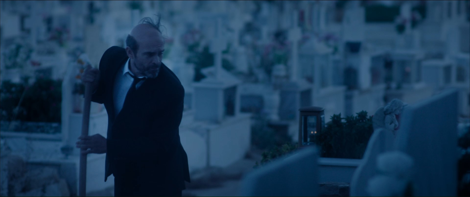 Αγνώριστος ο Κωνσταντίνος Μαρκουλάκης στο ρόλο του νεκροθάφτη στην νέα ταινία «Ο νόμος του Μέρφυ»- ΒΙΝΤΕΟ