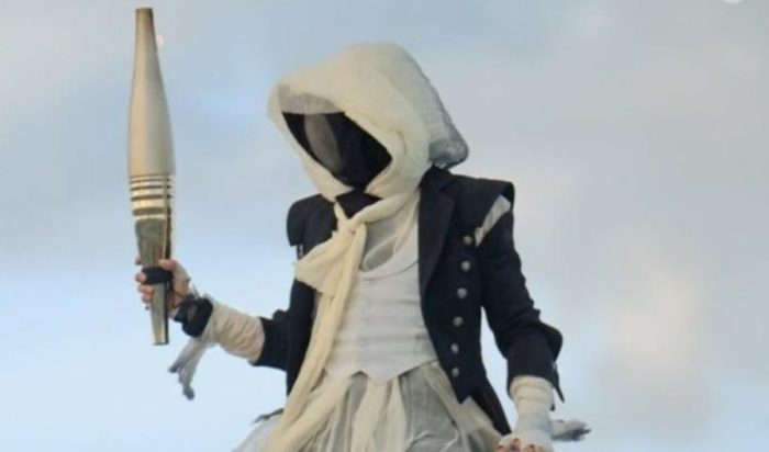 Ο μασκοφόρος λαμπαδηδρόμος διέσχισε με αερόστατο τον ποταμό Σηκουάνα, έτρεξε στην κορυφή του Musee d'Orsay, πέρασε από την Παναγία των Παρισίων και το Μουσείο του Λούβρου.