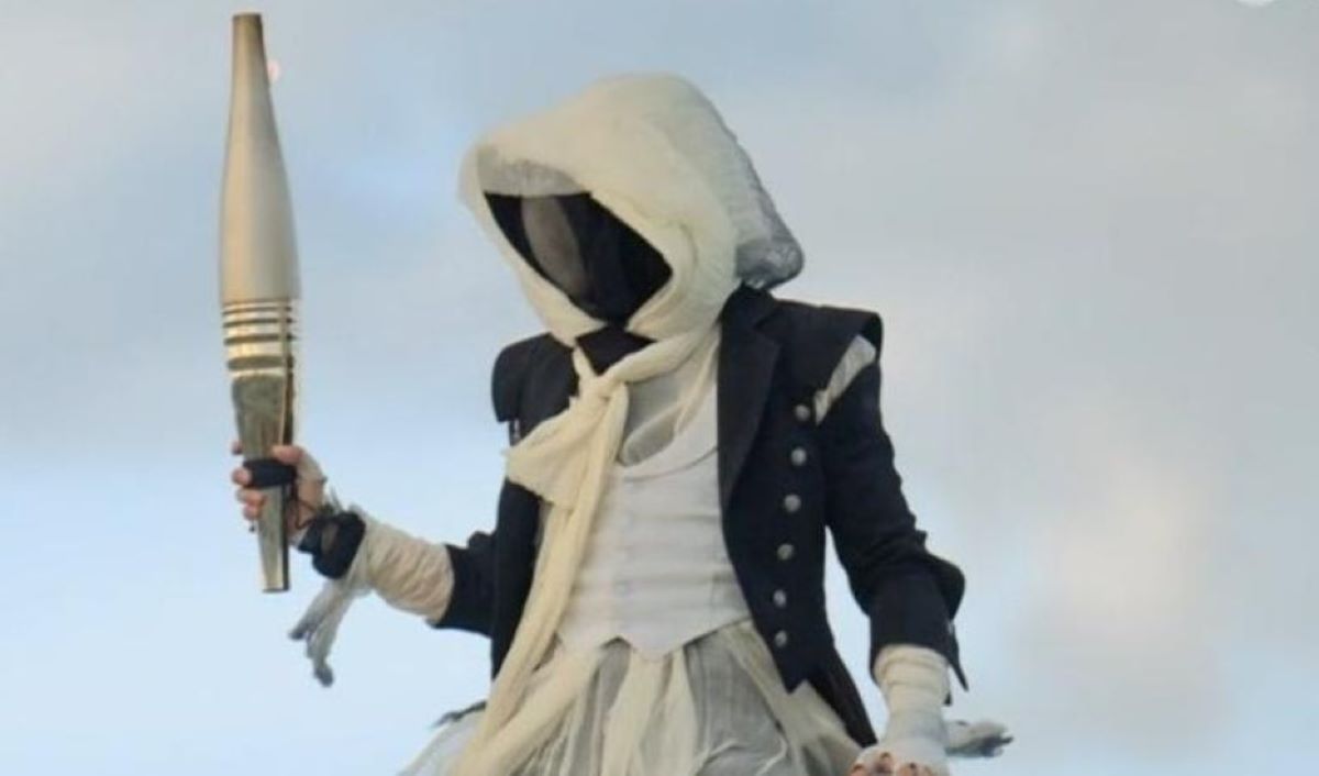 Ο μασκοφόρος λαμπαδηδρόμος διέσχισε με αερόστατο τον ποταμό Σηκουάνα, έτρεξε στην κορυφή του Musee d'Orsay, πέρασε από την Παναγία των Παρισίων και το Μουσείο του Λούβρου.