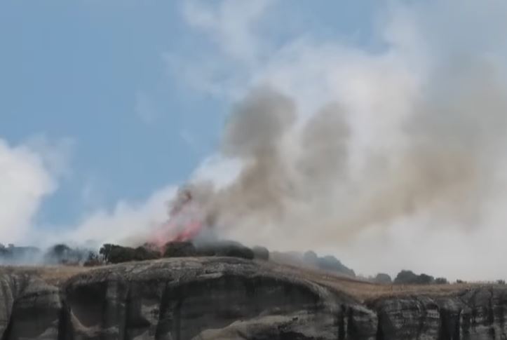 Φωτιά σε βράχο στα Μετέωρα – Δεν μπορούν να προσεγγίσουν επίγειες δυνάμεις – ΒΙΝΤΕΟ