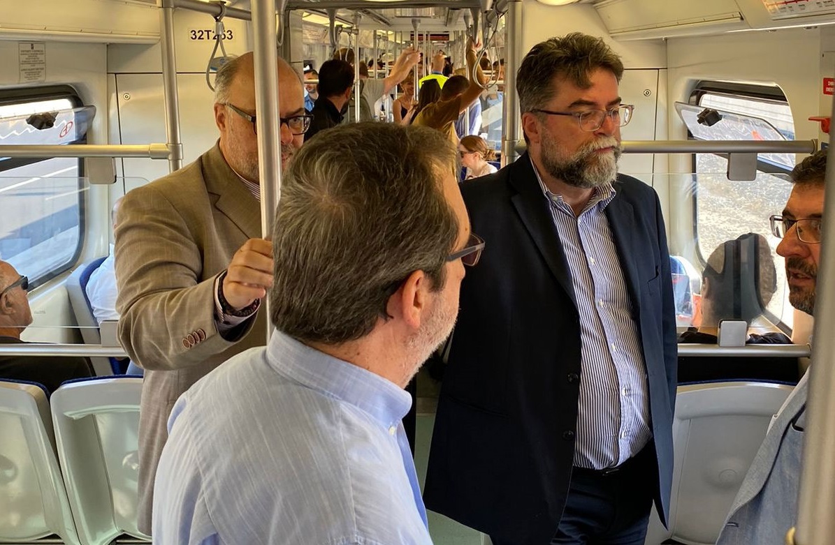 Αυτοψία του υφυπουργού Βασίλη Οικονόμου στο Μετρό: Συνομίλησε με επιβάτες και εργαζόμενους για τα προβλήματα και τις δυνατότητες του Μετρό