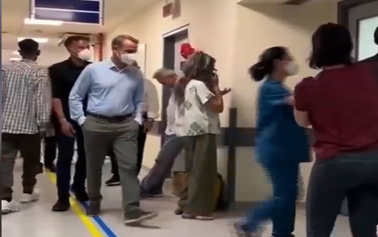 Αιφνιδιαστική επίσκεψη του Κυριάκου Μητσοτάκη στο Λαϊκό Νοσοκομείο