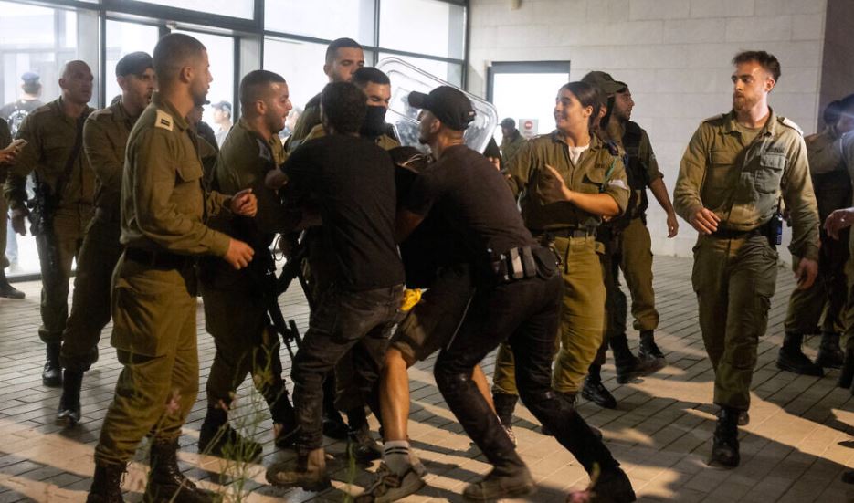 Ισραήλ: Σκηνές χάους μετά τις συλλήψεις στρατιωτών για κακοποίηση Παλαιστίνιου κρατούμενου – Εισβολή ακροδεξιών σε στρατόπεδα