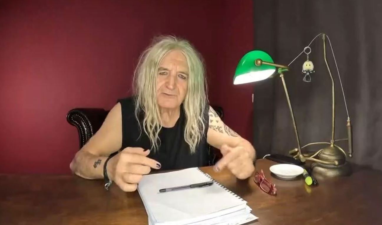 Νίκος Καρβέλας